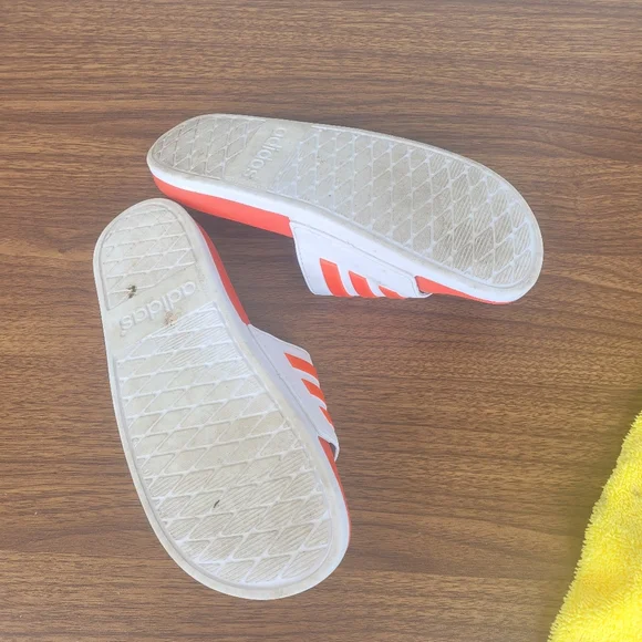 Adidas adilette size 7 woman slides - Picture 6 of 7